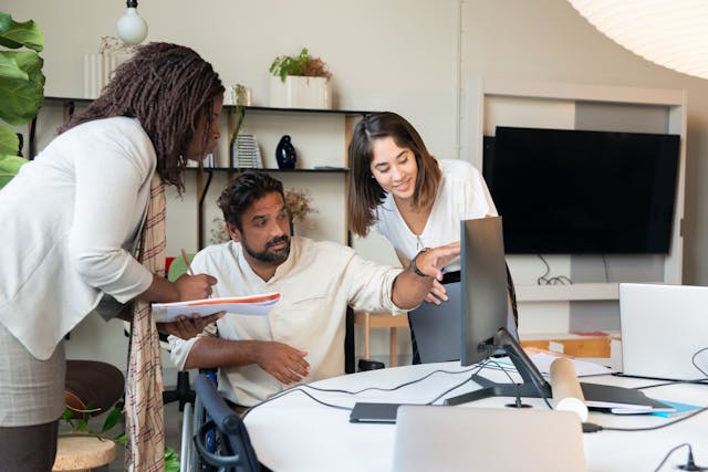 Services de traduction : Où obtenir des traductions fiables 3 Dans une agence de traduction, des personnes travaillent ensemble sur une traduction.