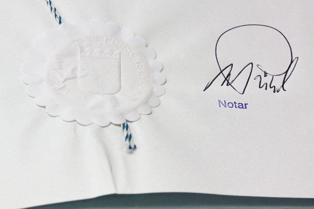 Un notaire peut-il traduire un acte de naissance ? 4 Le cachet et la signature d'un notaire sur un document.