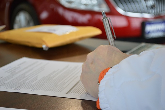 Services de traduction juridique : Comment choisir les bons prestataires 4 Une personne en chemise blanche signe sur un document imprimé.