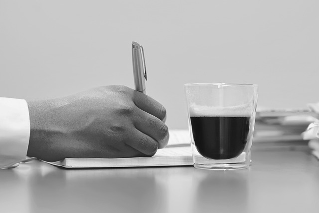 Un notaire peut-il traduire un acte de naissance ? 5 Une personne signe un document sur un bureau.