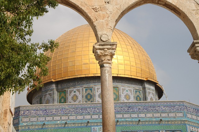 Services de traduction en arabe : La clé du monde arabe 4 Un bâtiment de style arabe avec un toit doré dans la journée.