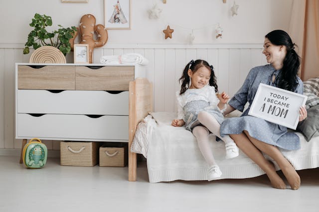Adoption nationale ou internationale : Comment cela fonctionne-t-il 4 Quelqu'un joue avec un enfant.