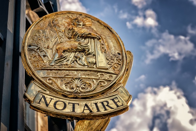 Un notaire peut-il traduire un acte de naissance ? 3 Une enseigne dorée indiquant l'office d'un notaire est accrochée au mur.