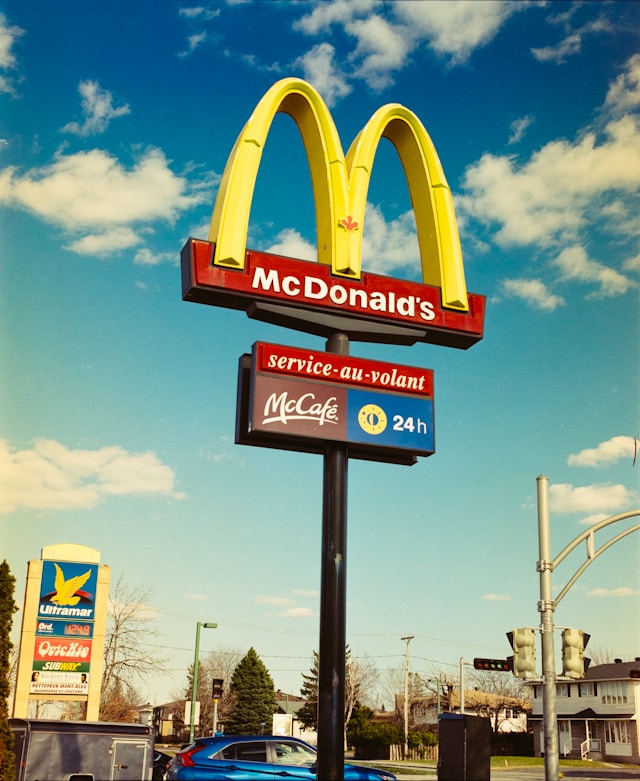 Qu'est-ce que la traduction et la localisation ? 6 L'enseigne d'un restaurant McDonald's en français.