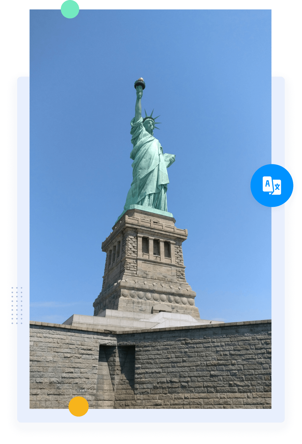 Le monument de la Statue de la Liberté sur fond de ciel bleu clair.