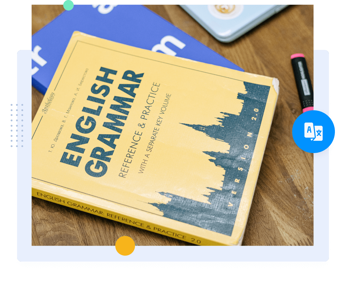 Un libro di grammatica inglese seduto su una scrivania che rappresenta un servizio di traduzione professionale in portoghese.