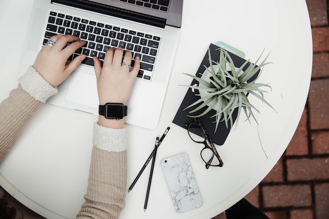 Le mani di una persona che utilizza un computer mentre cerca traduttori professionisti.