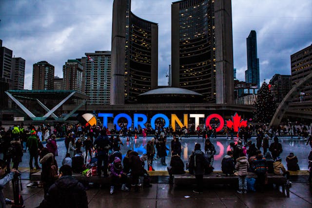 Biuro tłumaczeń w Kanadzie: 5 najlepszych opcji dla Ciebie 4 Grupa ludzi stoi przed oznakowaniem Toronto.