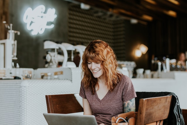 A translator working on a laptop in a cafe.