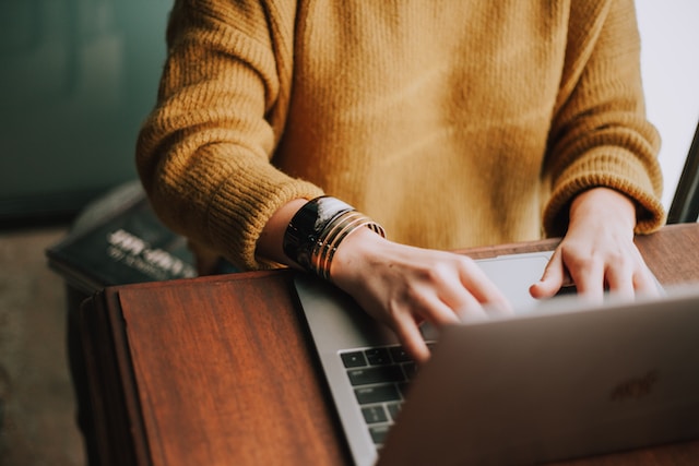 A person uses their laptop to find Rapid Translate services online.