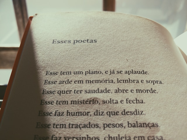 A picture of a page from the "Ësses Poetas" book with poetry in the Portuguese language.

