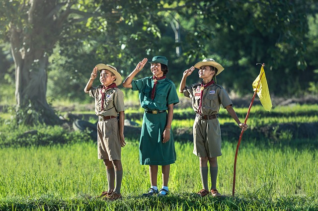 Children swear oaths simultaneously.
