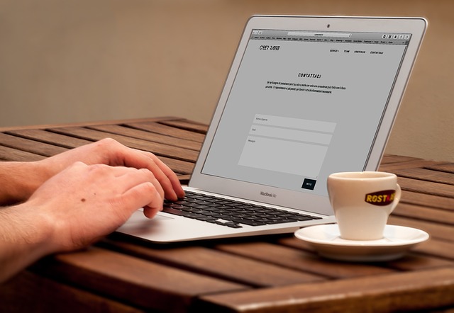 What Is Localization in the Translation Industry? 4 A person browses a non-English website.