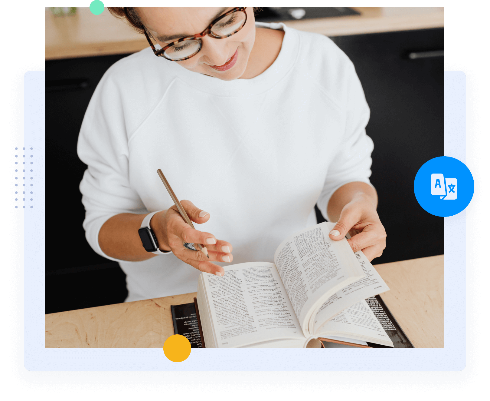 Женщина смотрит на словарь, представляющий профессиональных русских переводчиков и переводческие услуги. 