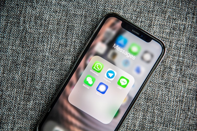 Автоматический перевод текстовых сообщений: Легкое общение 6 На iPhone отображается папка apps с несколькими текстовыми приложениями.