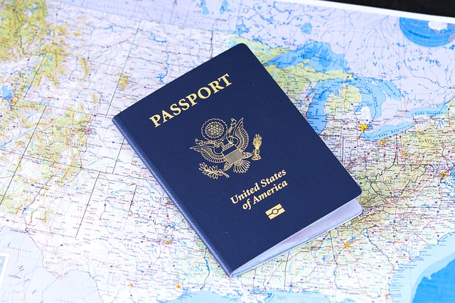 地图上有一本美国护照小册子。

