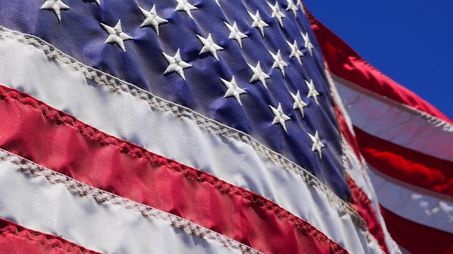 USCIS 翻译证书:准确性证明 3 白天的美国国旗特写。