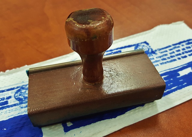 翻译和加注服务:验证您的文件 3 棕色橡皮图章在白纸上印上墨水。