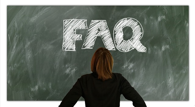 加注与公证:选择最合适的方案7 有人站着盯着黑板上的缩写 "FAQ"。