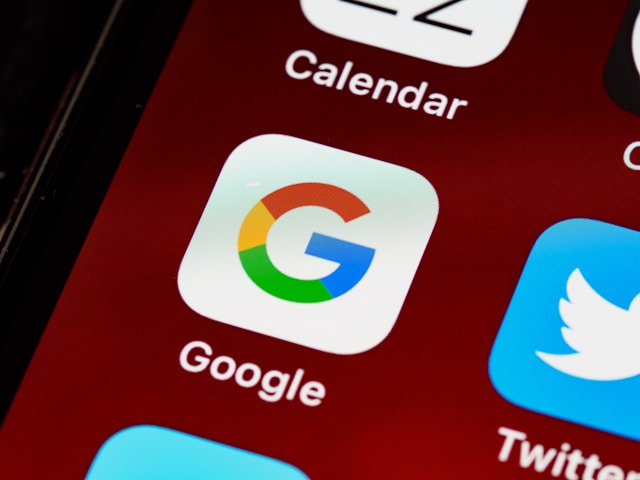 DeepL vs Google Translate:哪个更好?4 移动设备屏幕上的 Google 应用图标。