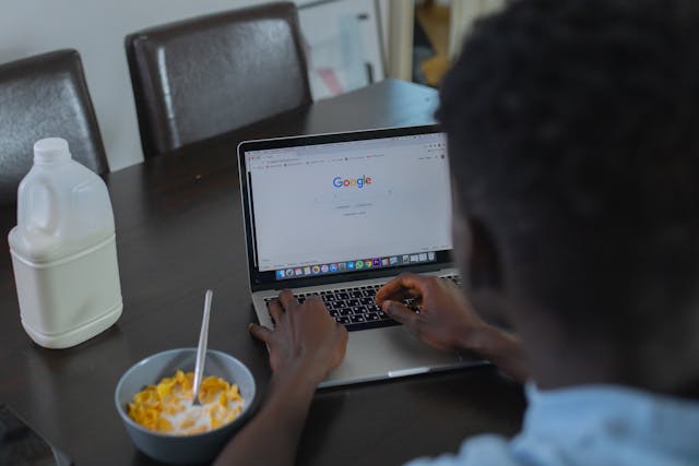 DeepL vs Google Translate:哪个更好?9 一个人在笔记本电脑上使用 Google Chrome 应用。